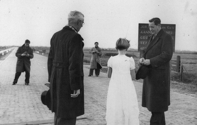 841743 Afbeelding van de feestelijke openstelling van de Weg No. 7 van Schoonhoven naar Lopik (later de M.A. ...